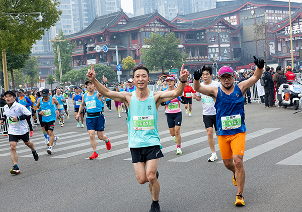 Der Marathonlauf durch ganz Sichuan (Dongpo Station) beginnt