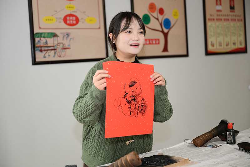 被绵竹年画村美到 国际主播网红做年画 直呼“文化魅力拉满”