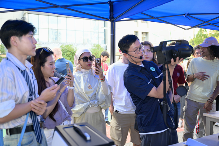 Internationale Influencer besichtigen das ökologische Umweltüberwachungszentrum der Provinz Sichuan in Chengdu