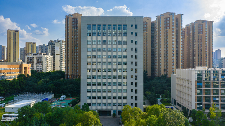 Internationale Influencer besichtigen das ökologische Umweltüberwachungszentrum der Provinz Sichuan in Chengdu