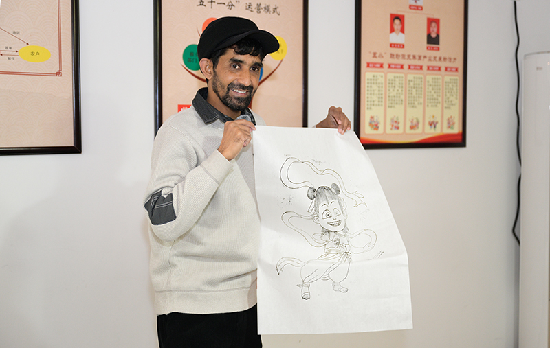 被绵竹年画村美到 国际主播网红做年画 直呼“文化魅力拉满”