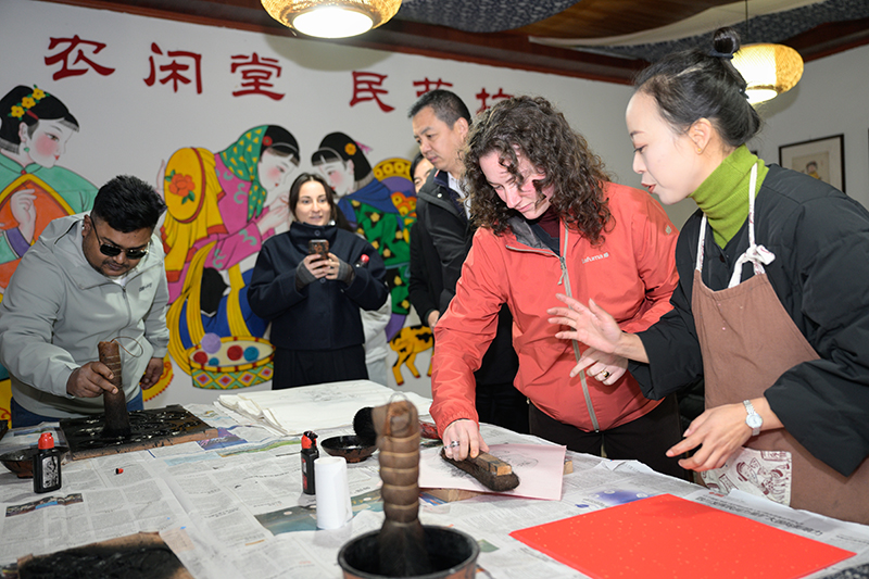 被绵竹年画村美到 国际主播网红做年画 直呼“文化魅力拉满”