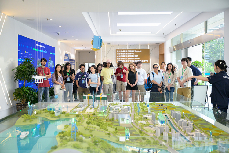 Internationale Influencer besichtigen das ökologische Umweltüberwachungszentrum der Provinz Sichuan in Chengdu