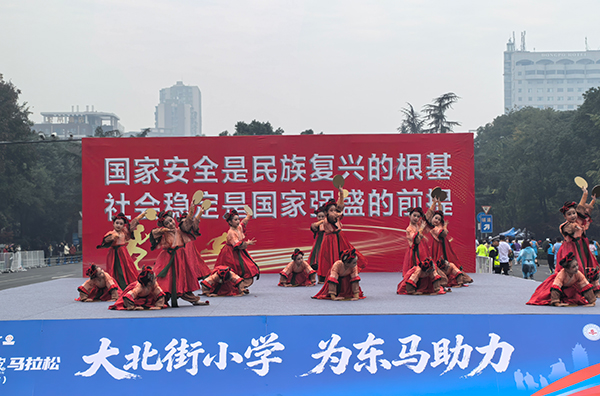 Der Marathonlauf durch ganz Sichuan (Dongpo Station) beginnt