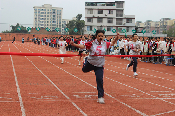宜宾市一曼中学校初中部第七届校园文化艺术节举行 null