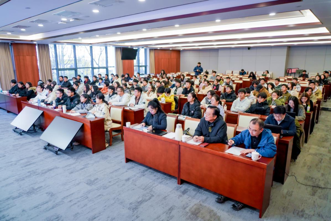 传承红色基因 勇担时代使命 | 中国广电联合会会长范卫平赴中国传媒大学讲授思政课 null