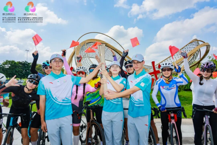 In Pictures: Torch of the 15th National Games Lights Up Huangpu!_fororder_图片7