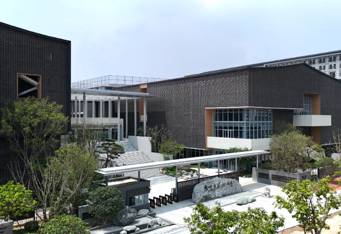 Municipal school in Huangpu starts operating