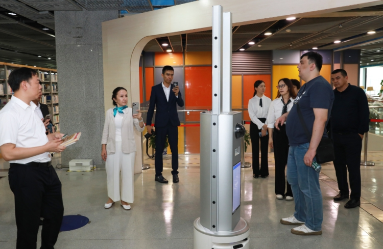 Delegation from the National Library of Uzbekistan Conducts In-Depth Visit to Huangpu District Library_fororder_图片3