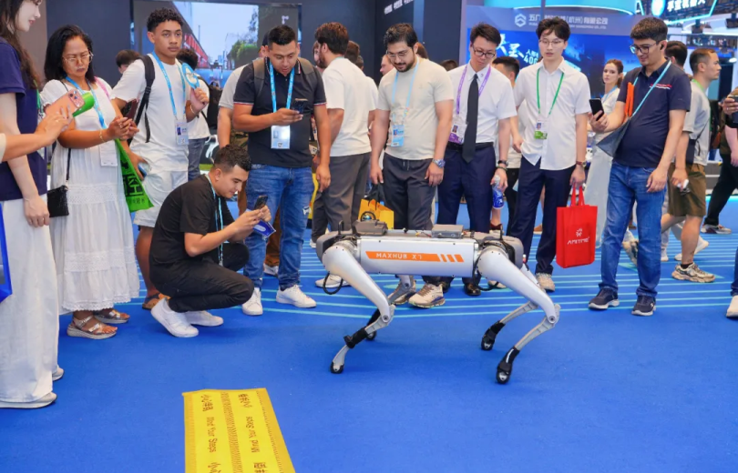 Huangpu's "Robot Trio" Shines at the Canton Fair!