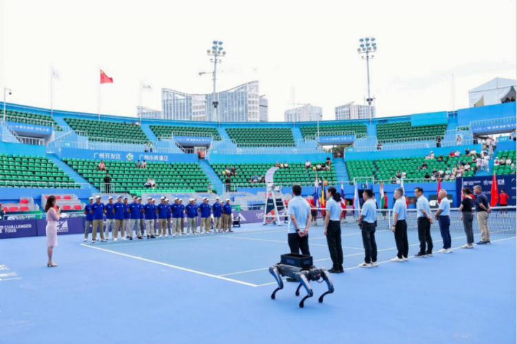 World’s First! “Huangpu-Made” Robotic Dog Delivers Opening Ball_fororder_图片1