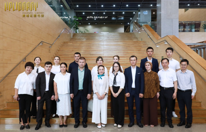 Delegation from the National Library of Uzbekistan Conducts In-Depth Visit to Huangpu District Library