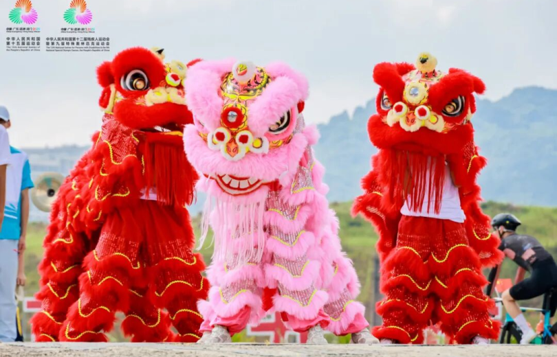 In Pictures: Torch of the 15th National Games Lights Up Huangpu!