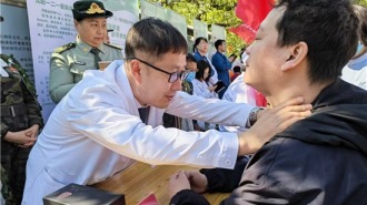沈阳一二一医院举办首届“春映梨花·健康同行”梨花节主题文艺演出