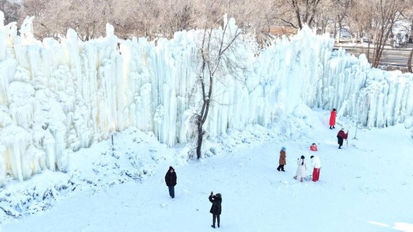 沈阳：蓝天映冰瀑 冬日打卡热