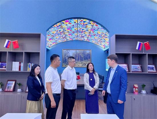 俄中友好协会副主席谢尔盖·沙罗诺夫访问沈阳 深化中俄多领域合作_fororder_1