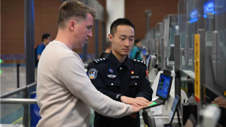 沈阳出入境边防检查站全力做好“五一”假期通关服务保障工作