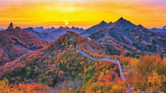 长城绵延铺锦绣