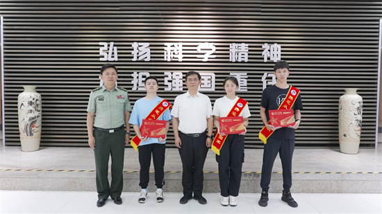 携笔从戎铸军魂 热血青春赴使命——网络空间部队信息工程大学2025年沈阳市首封本科录取通知书颁发仪式侧记_fororder_文字：王坚冰，摄影：庞迪