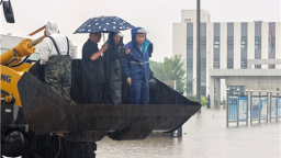 沈阳市辽中生态环境分局深入危险废物处置企业防汛排险