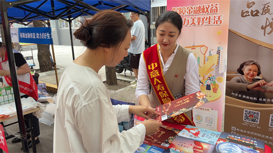 中意人寿辽宁省分公司开展“7·8全国保险公众宣传日”进社区、加油站活动_fororder_5