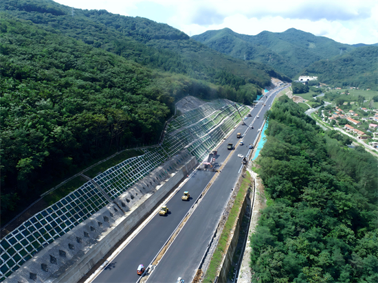 本桓高速路面施工再传捷报 项目建设进入最后冲刺阶段_fororder_二工区