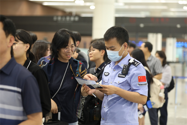 沈阳边检站高效保障韩国高中生交流团顺利入境_fororder_马静边检2