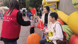 国庆游园暖出圈！“老铁”便民服务温暖八方游客