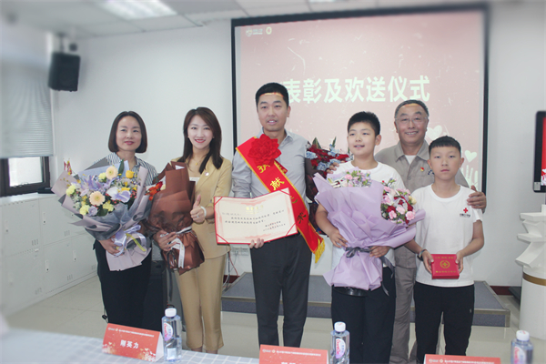 中意人寿辽宁省分公司员工孙逢斌捐献造血干细胞救助七岁女童_fororder_6.照片