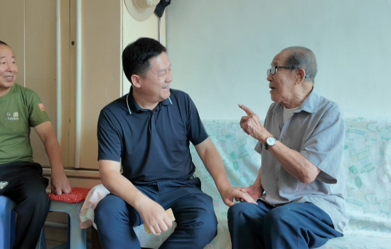沈阳市民政局领导班子成员走访慰问老年群体 拉开“敬老月”温情序幕_fororder_图片12