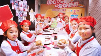 百胜中国“捐一元·村校厨房焕新” 沈阳萌娃“爱心传递官”接续公益力量
