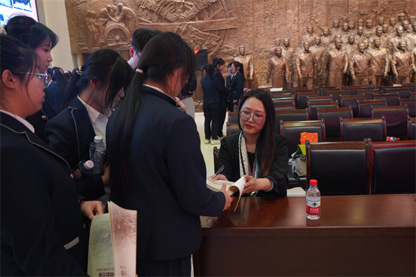 《信仰的力量——沈阳工业劳模口述实录》首发式暨沈阳劳模访谈会在沈阳举行_fororder_作者在为沈阳市旅游学校的学生签名赠书 摄影 王天抒