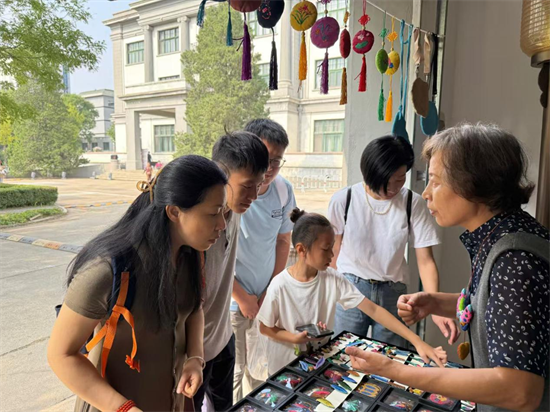 非遗玩出新花样 方氏皮箱传承基地亮相红梅文创园 非遗玩出新花样 方氏皮箱传承基地亮相红梅文创园_fororder_常红梅3