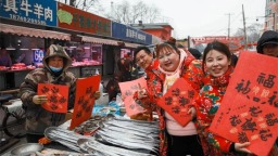 “小胖丫”华夏走进沈阳小河沿早市送福