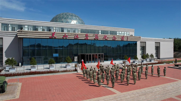 锦州军地举行烈士纪念日祭扫活动 深切缅怀革命先烈_fororder_锦州军区4