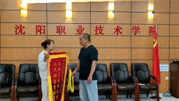 仅凭一根鱼竿 沈阳教师勇救落水母子