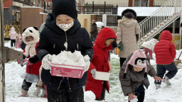 沈阳市铁西区实验幼儿园开展萌娃除雪活动