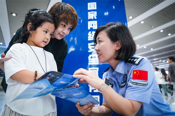 筑牢网络安全防线 移民管理警察在行动_fororder_王江宁2