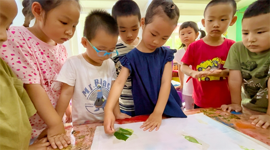 沈阳市铁西区实验幼儿园开展植物拓染之旅课程_fororder_教育铁西幼儿园2