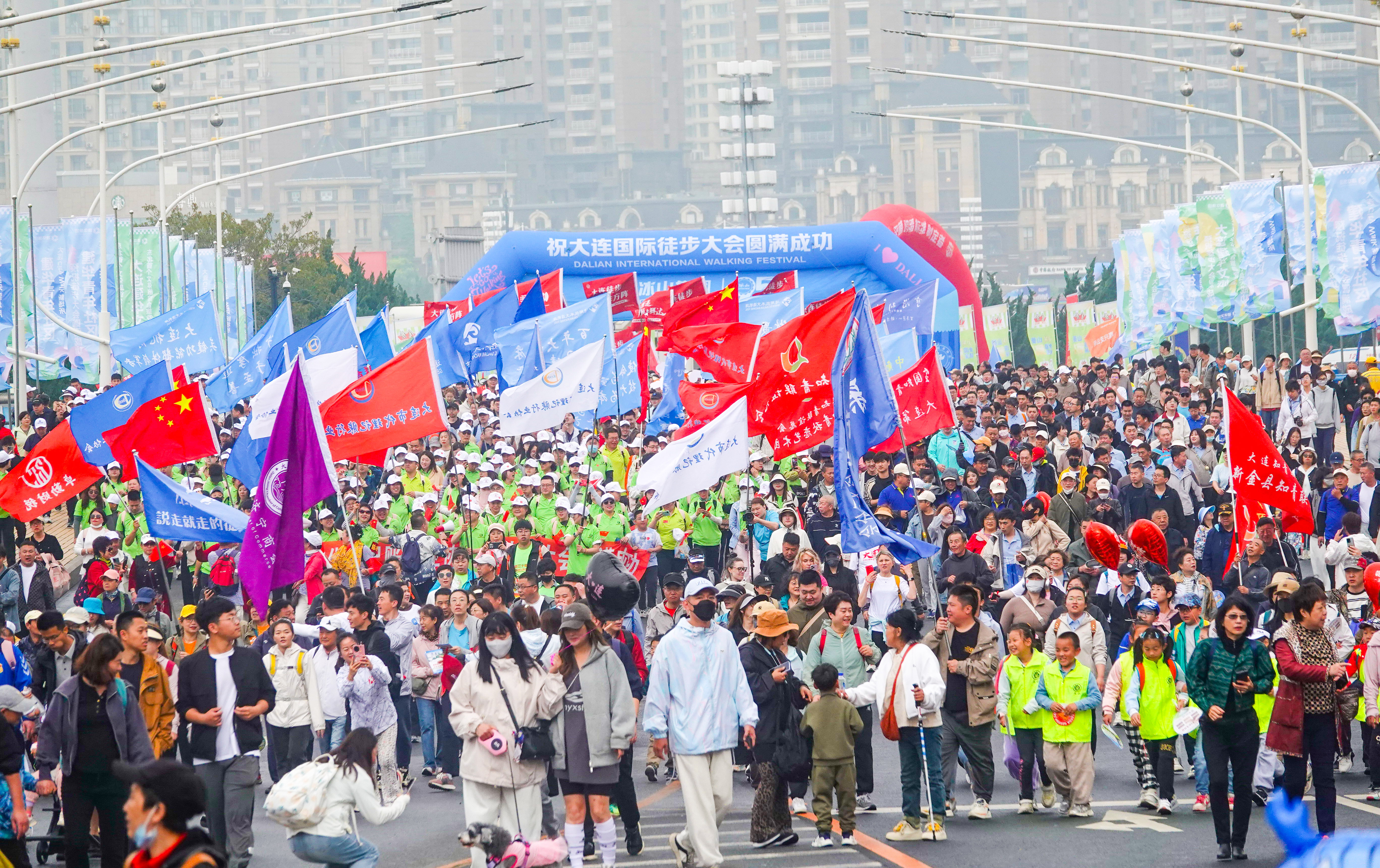 第23届大连国际徒步大会盛大启幕 数十万中外徒步爱好者共赴海滨盛会_fororder_未命文件
