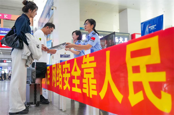 筑牢网络安全防线 移民管理警察在行动_fororder_王江宁1