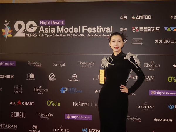 曲迪娜成首位荣获亚洲模特盛典“明星模特”的中国模特 曲迪娜成首位荣获亚洲模特盛典“明星模特”的中国模特_fororder_曲迪娜1
