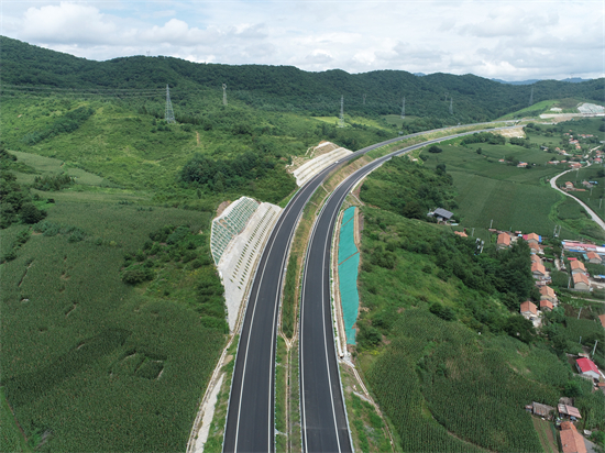 （图）本桓高速劳动竞赛战鼓催征 万名建设者鏖战攻坚_fororder_本桓高速二工区1