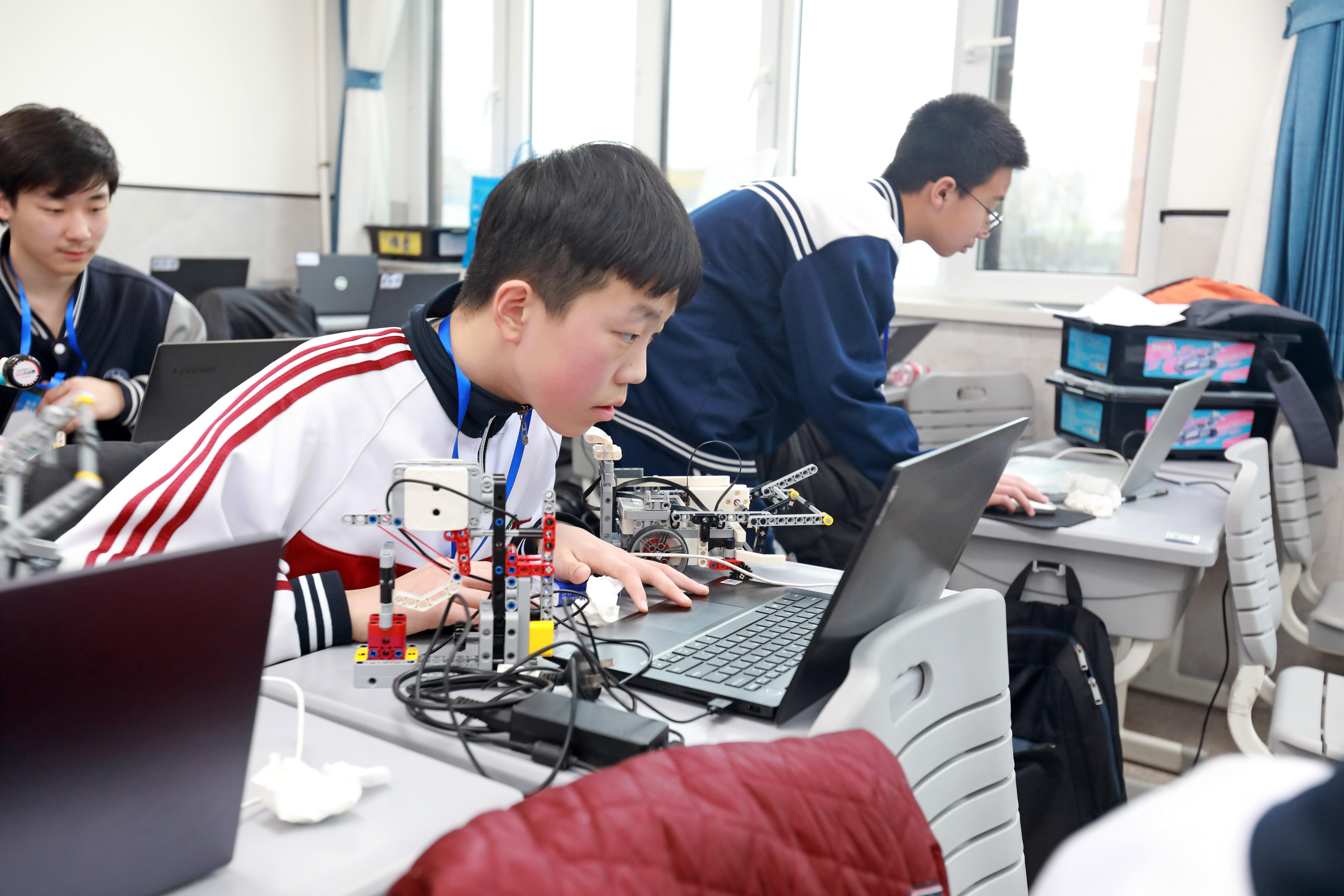2025年沈阳市中小学生智能机器人实践活动圆满落幕