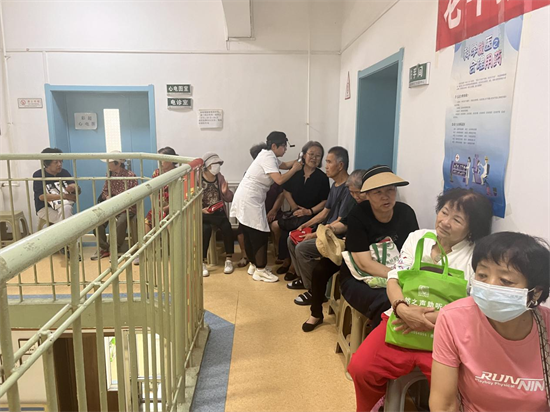 从养老院床边问诊到社区健康课堂 沈阳皇姑区把医疗服务“搬”到家门口_fororder_马静养老1