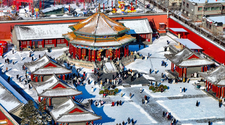 沈阳故宫雪景如画 游客如织
