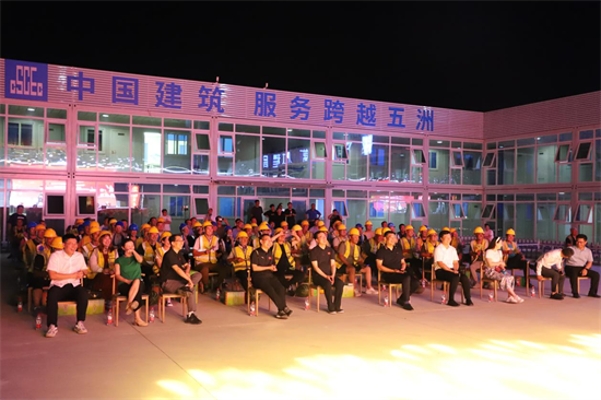 塔吊下搭舞台！这场工地演出点燃建设者激情_fororder_图片5