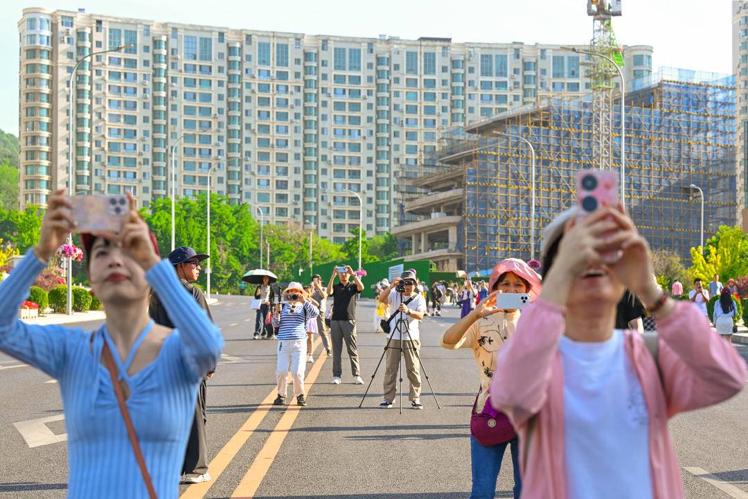 大连：大船穿楼 海上飞“车”