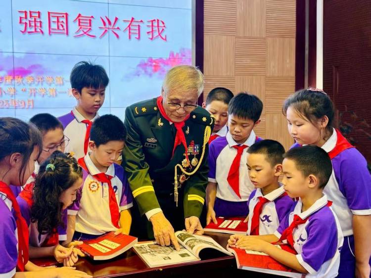 沈阳80余万中小学生共上“开学第一课”