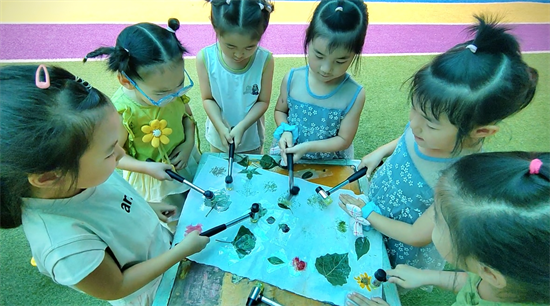 沈阳市铁西区实验幼儿园开展植物拓染之旅课程_fororder_教育铁西幼儿园1